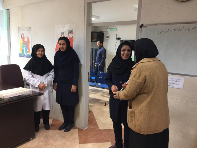 بازدید دکتر نظری و رئیس مرکز بهداشت استان مرکزی بمناسبت هفته ملی اطلاع رسانی هفته ایدز از کلینیک مثلثی ، ۱۲ آذر ماه