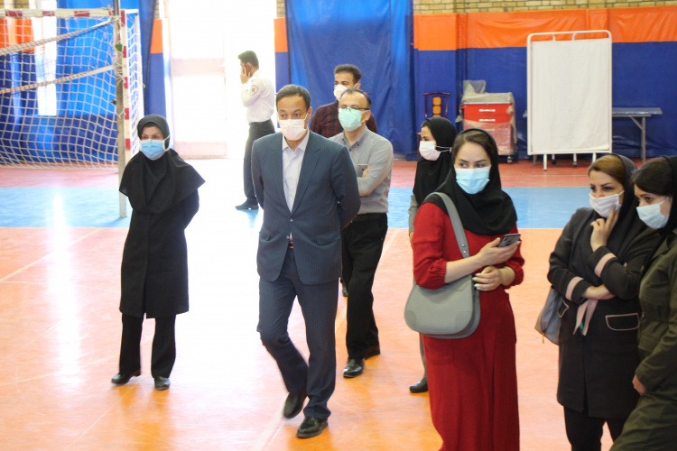 دومین روز واکسیناسیون کووید ۱۹ پرسنل شاغل در بیمارستان ها و جانبازان در سالن دانشجو شهید ساکی مرکز بهداشت استان مرکزی،  ۳۱ فروردین ماه