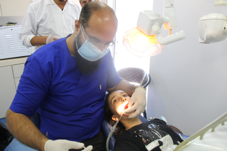 فعالیت کلینیک سیار دندانپزشکی معاونت بهداشتی دانشگاه علوم پزشکی اراک در روستای استوه شهرستان خنداب+ فیلم