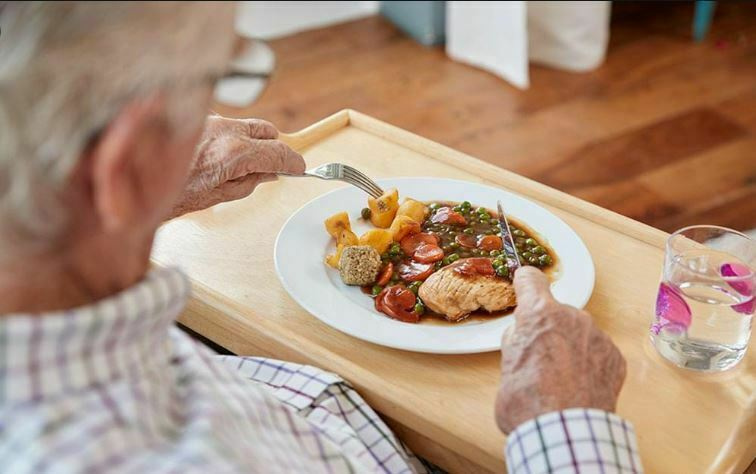 تغذیه مناسب برای سالمندان+ فیلم