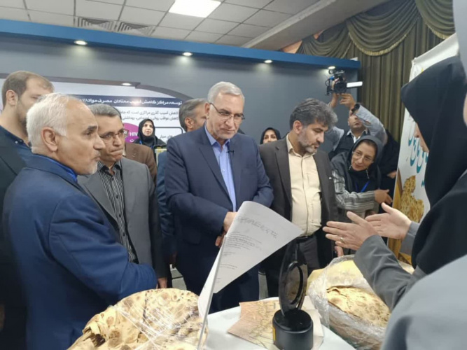 بازدید وزیر بهداشت و تیم همراه از غرفه نان کامل معاونت بهداشتی دانشگاه علوم پزشکی اراک