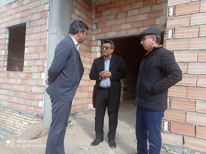 معاون بهداشتی دانشگاه علوم پزشکی اراک از پروژه در حال احداث پایگاه سلامت فردوس بازدید بعمل اورد