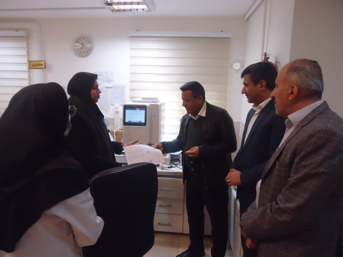 بازدید معاون بهداشت دانشگاه علوم پزشکی اراک از آزمایشگاه مرکز بهداشت اراک