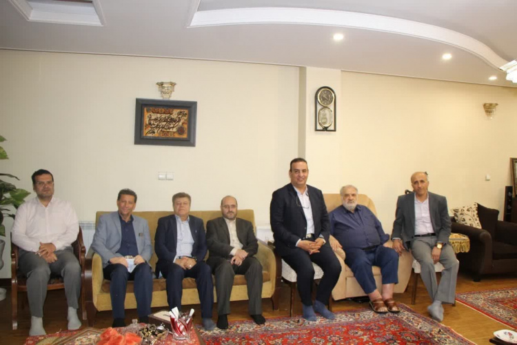 دیدار صمیمی رئیس دانشگاه علوم پزشکی اراک با پیشکسوت حوزه بهداشت به مناسبت میلاد امام رضا (ع)