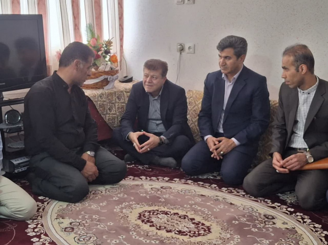 دیدار معاون بهداشتی دانشگاه علوم پزشکی اراک با خانواده بهورز فقید مرکزخدمات جامع سلامت روستایی شهراب