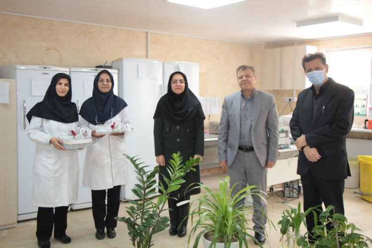 تقدیر از سفیدپوشان آزمایشگاه ستادی و آزمایشگاه غربالگری نوزادان معاونت بهداشت به مناسبت روز علوم آزمایشگاهی